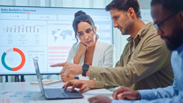 Marketing baseado em dados reais gera decisões mais precisas que dados estimados e melhora desempenho geral.