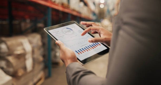 Análise make or buy define quando terceirizar ou internalizar processos, equilibrando custos, controle e eficiência.