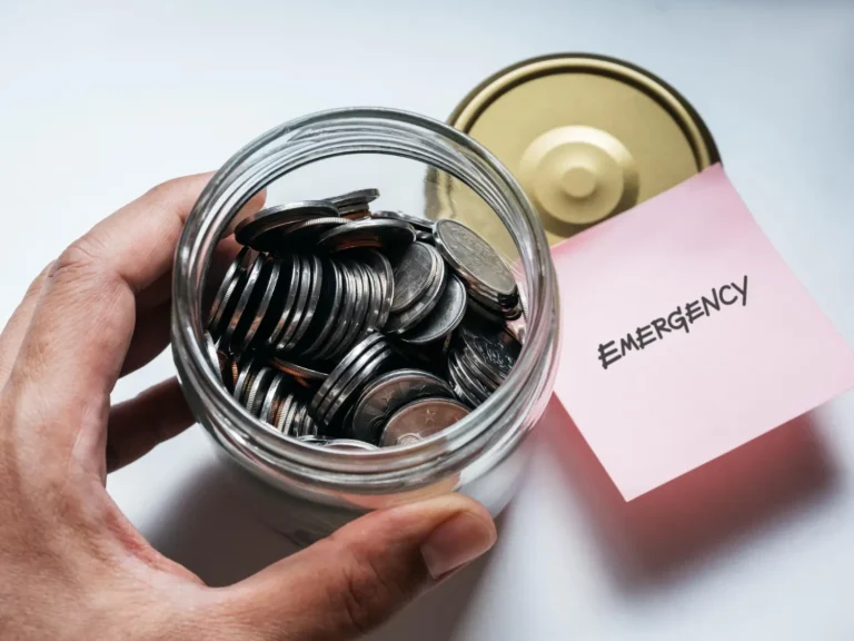 planejamento financeiro familiar na pratica mao segurando pote de moedas e cartao emergency