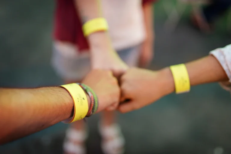 wearables e tecnologia de experiencia o que pulseiras inteligentes em festivais indicam sobre o futu 1